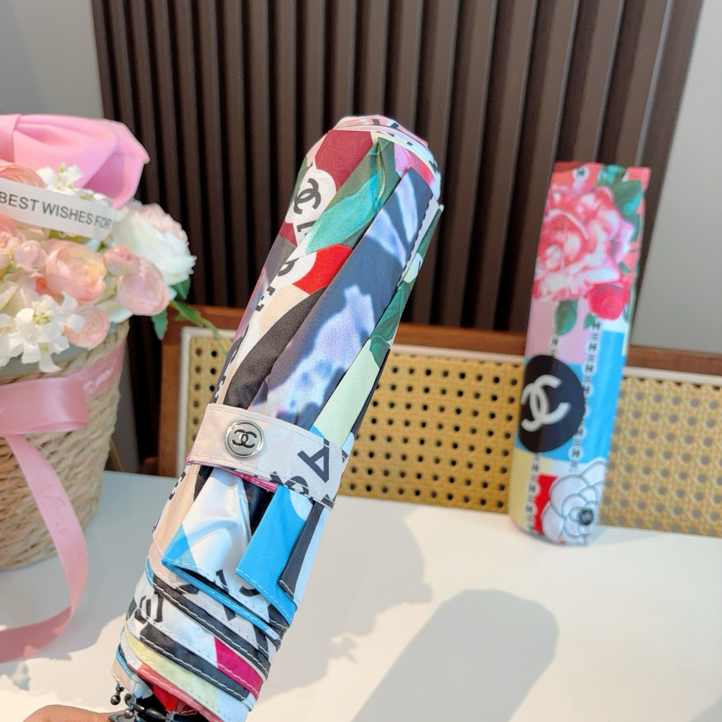  CHANEL（香奈儿）三折自动折叠晴雨伞 集合香奈儿灵魂LOGO为一体的设计风格高雅奢华 带在身上带来