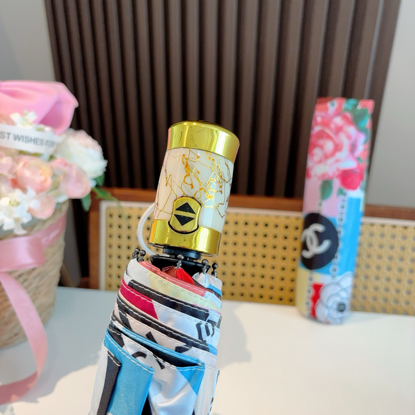  CHANEL（香奈儿）三折自动折叠晴雨伞 集合香奈儿灵魂LOGO为一体的设计风格高雅奢华 带在身上带来