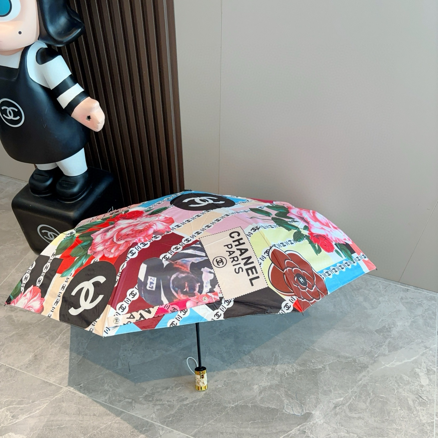  CHANEL（香奈儿）三折自动折叠晴雨伞 集合香奈儿灵魂LOGO为一体的设计风格高雅奢华 带在身上带来