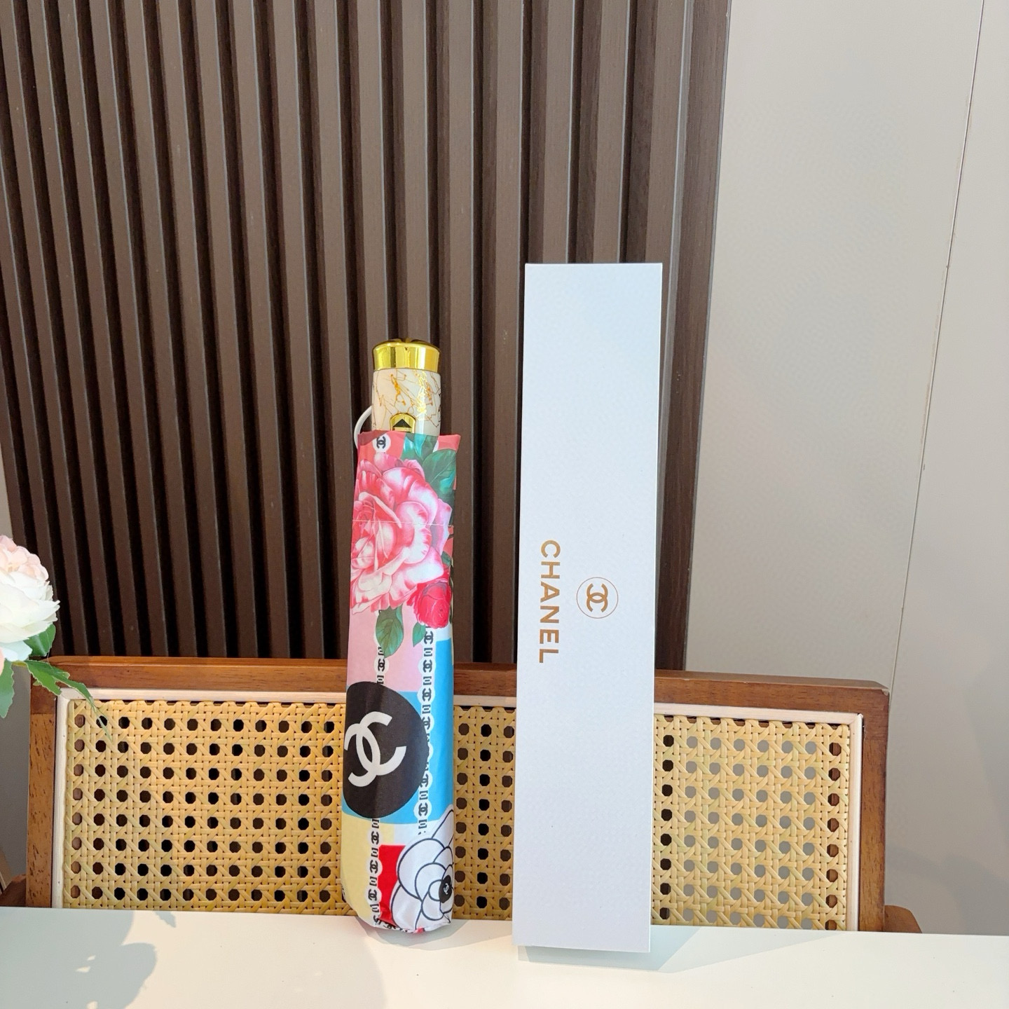  CHANEL（香奈儿）三折自动折叠晴雨伞 集合香奈儿灵魂LOGO为一体的设计风格高雅奢华 带在身上带来