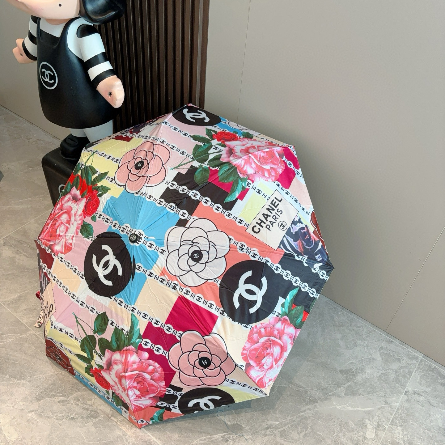  CHANEL（香奈儿）三折自动折叠晴雨伞 集合香奈儿灵魂LOGO为一体的设计风格高雅奢华 带在身上带来