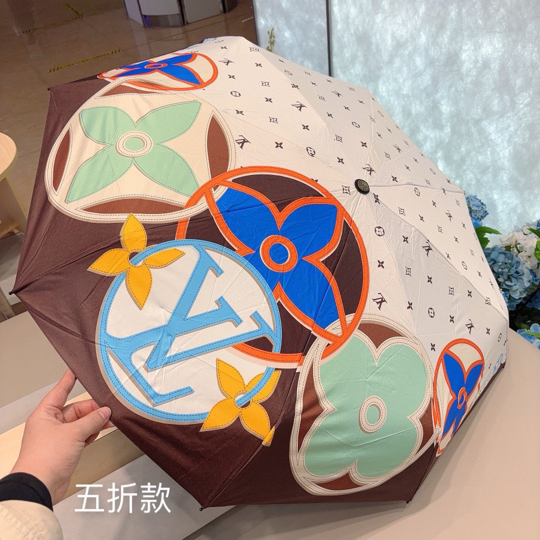  LOUIS VUITTON（路易威登）新款 五折伞 热卖款 时尚指数爆表 不论晴天雨天使用都相得益彰 