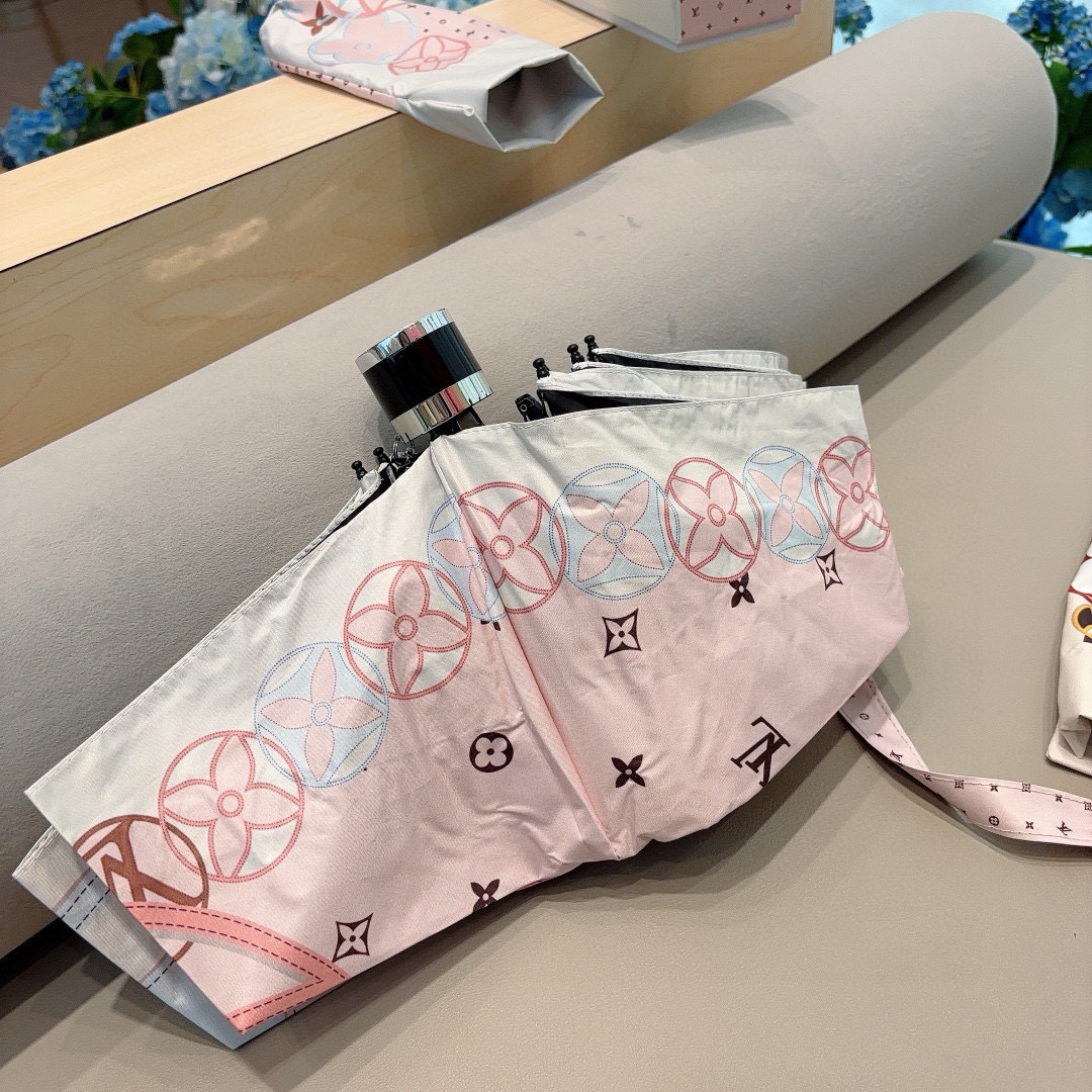  LOUIS VUITTON（路易威登）新款 五折伞 热卖款 时尚指数爆表 不论晴天雨天使用都相得益彰 
