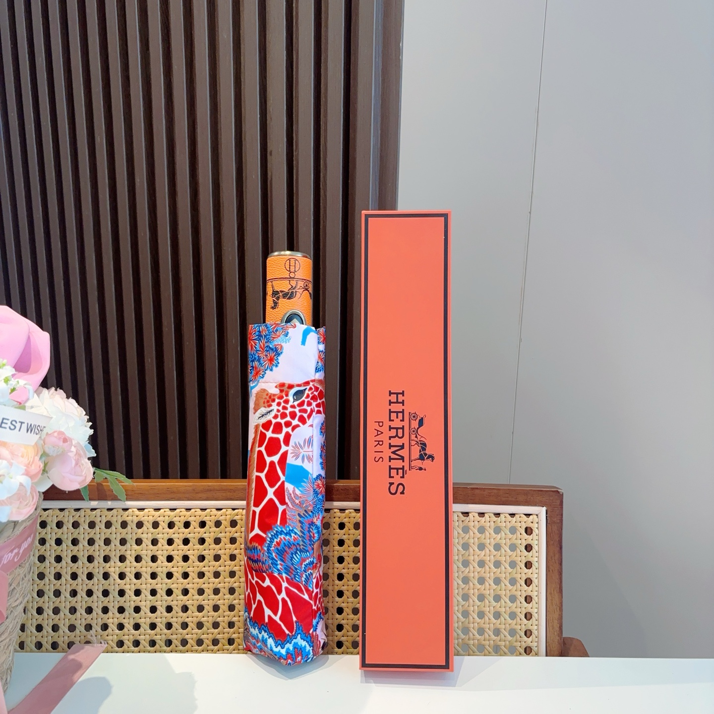     爱马仕（Hermès）   长颈鹿 极品H家三折自动伞重磅呈现 以其精湛的工艺技术和源源不断的想