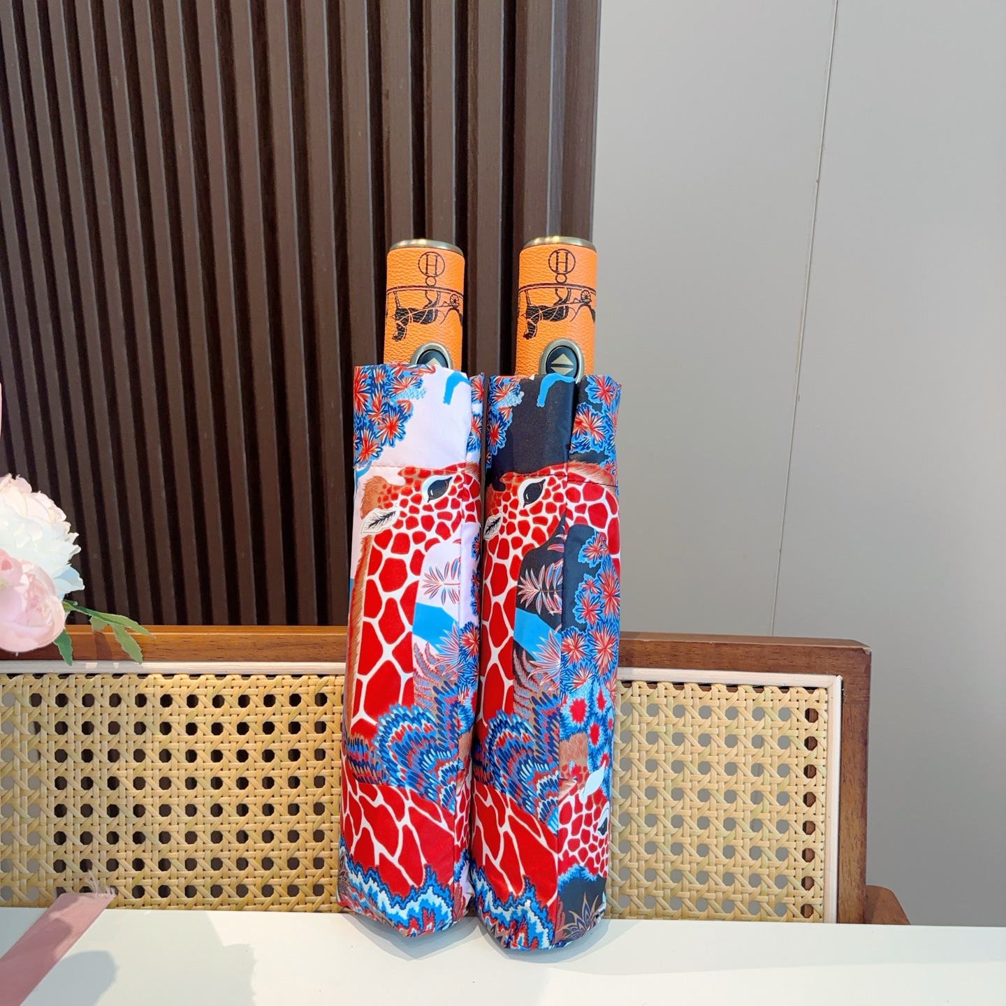     爱马仕（Hermès）   长颈鹿 极品H家三折自动伞重磅呈现 以其精湛的工艺技术和源源不断的想