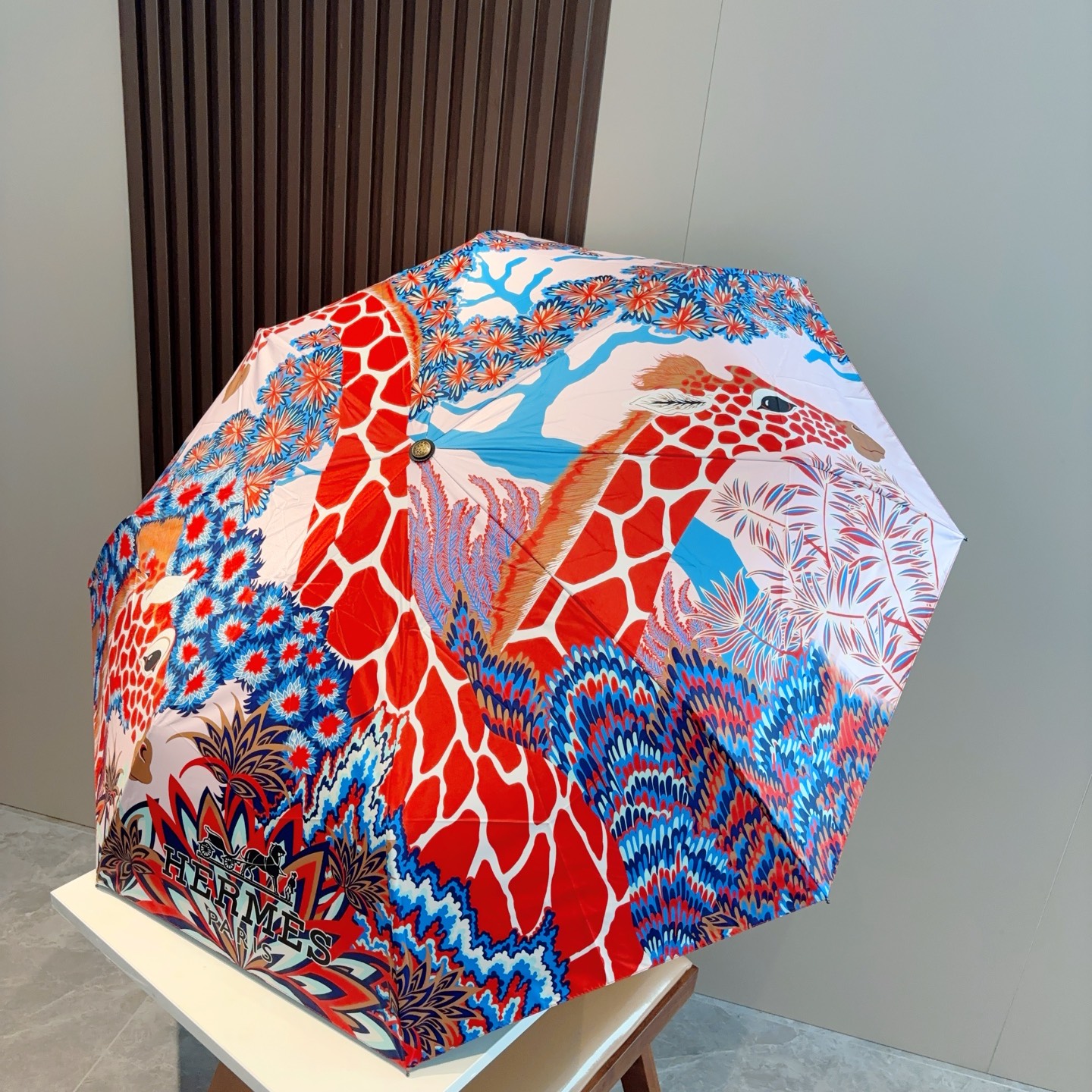    爱马仕（Hermès）   长颈鹿 极品H家三折自动伞重磅呈现 以其精湛的工艺技术和源源不断的想
