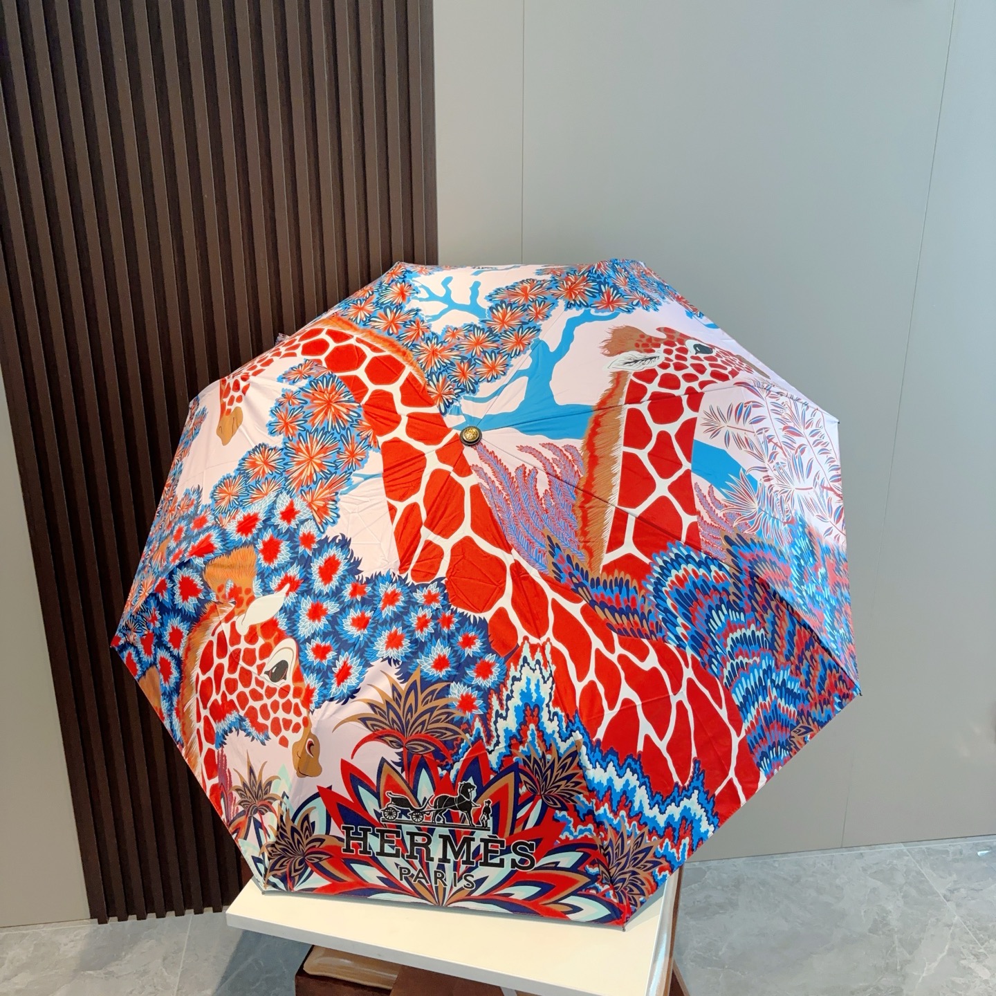    爱马仕（Hermès）   长颈鹿 极品H家三折自动伞重磅呈现 以其精湛的工艺技术和源源不断的想