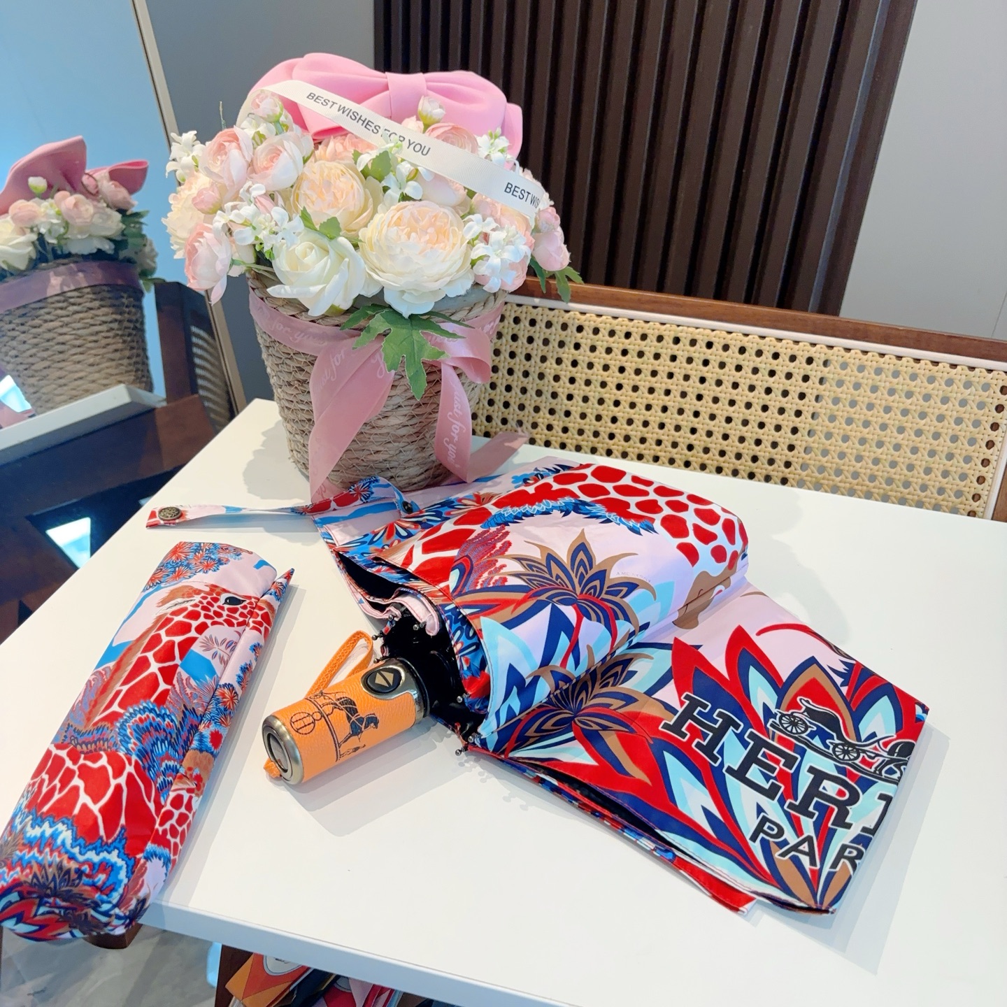     爱马仕（Hermès）   长颈鹿 极品H家三折自动伞重磅呈现 以其精湛的工艺技术和源源不断的想