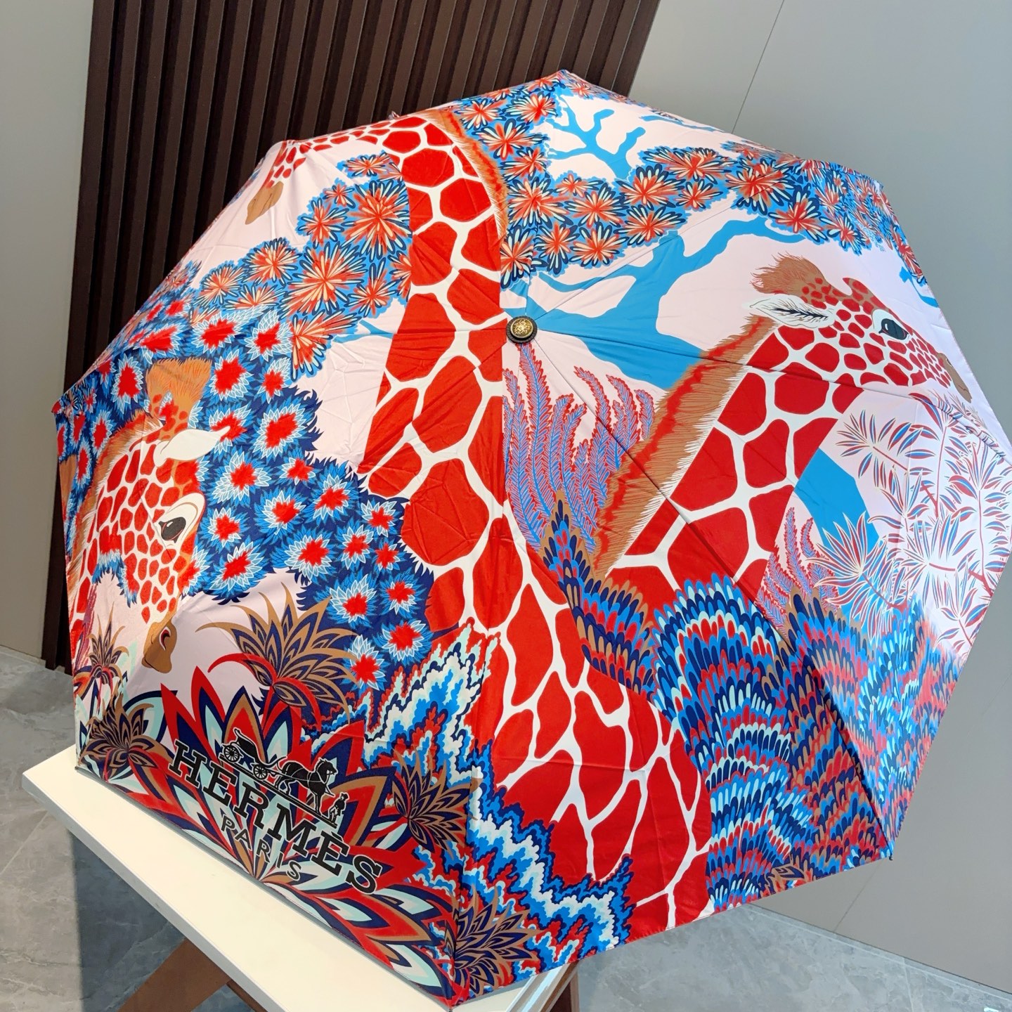     爱马仕（Hermès）   长颈鹿 极品H家三折自动伞重磅呈现 以其精湛的工艺技术和源源不断的想