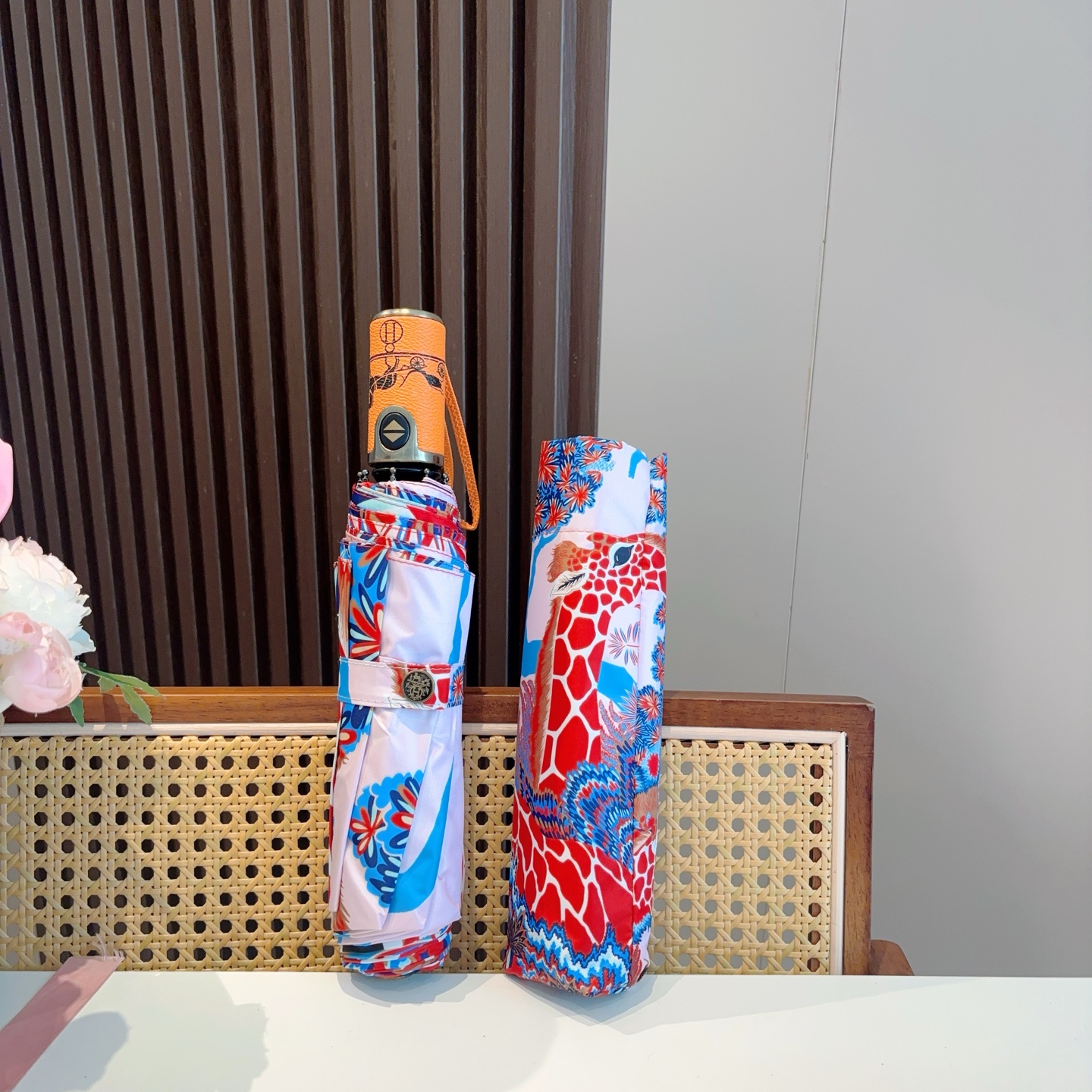     爱马仕（Hermès）   长颈鹿 极品H家三折自动伞重磅呈现 以其精湛的工艺技术和源源不断的想