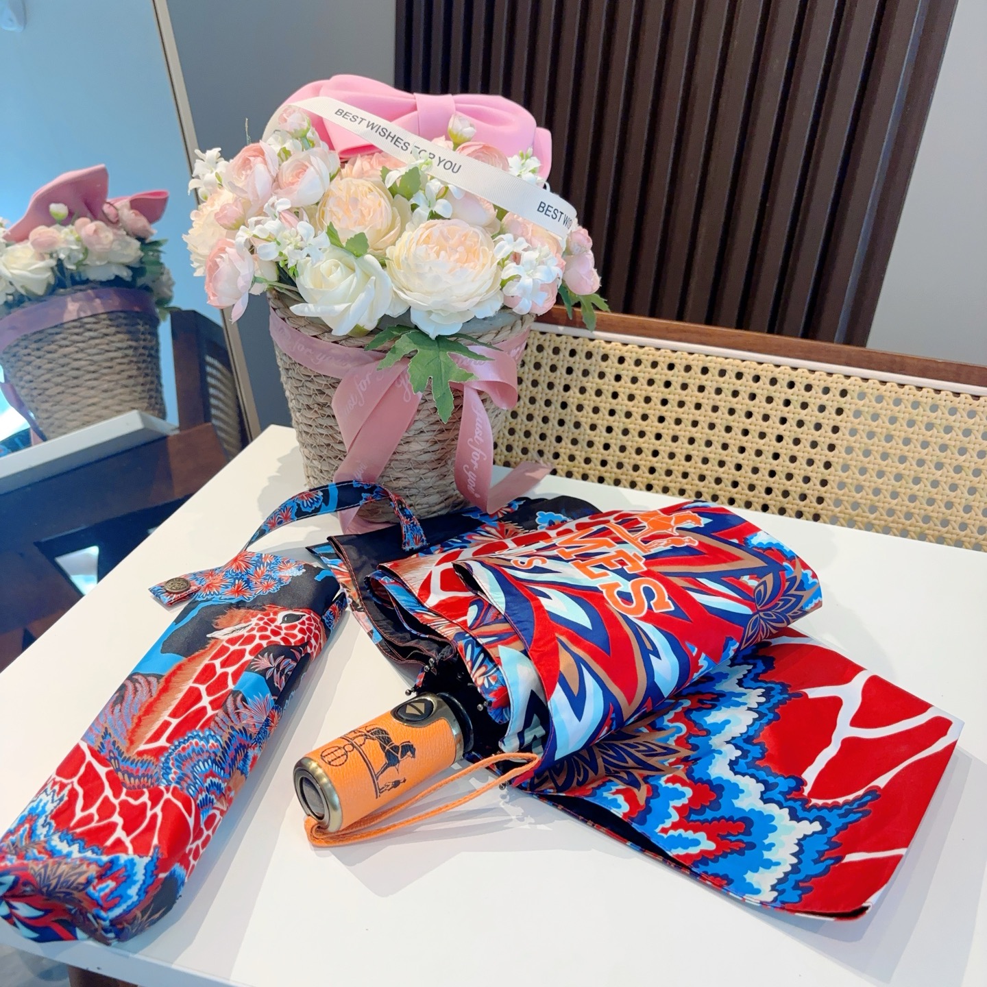     爱马仕（Hermès）   长颈鹿 极品H家三折自动伞重磅呈现 以其精湛的工艺技术和源源不断的想