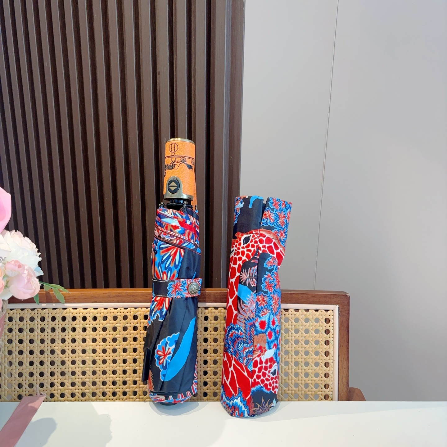     爱马仕（Hermès）   长颈鹿 极品H家三折自动伞重磅呈现 以其精湛的工艺技术和源源不断的想