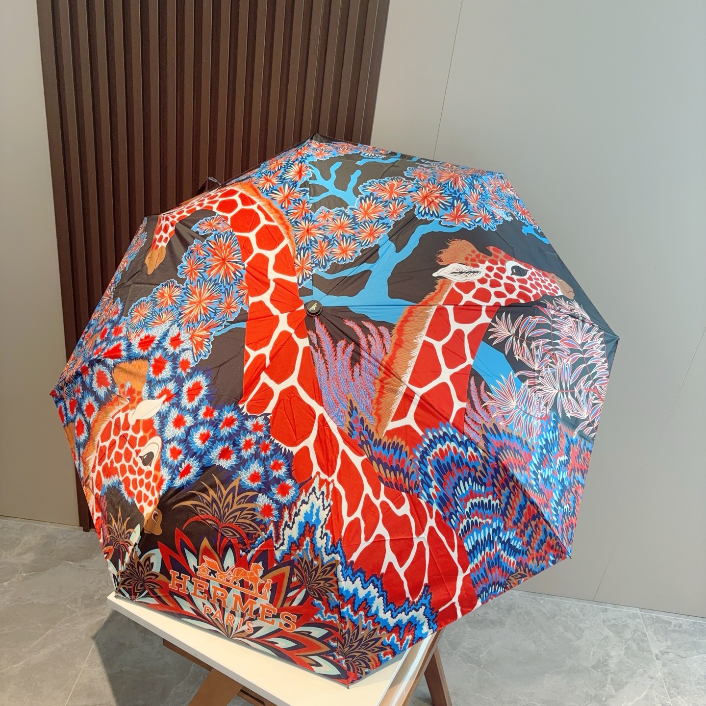     爱马仕（Hermès）   长颈鹿 极品H家三折自动伞重磅呈现 以其精湛的工艺技术和源源不断的想