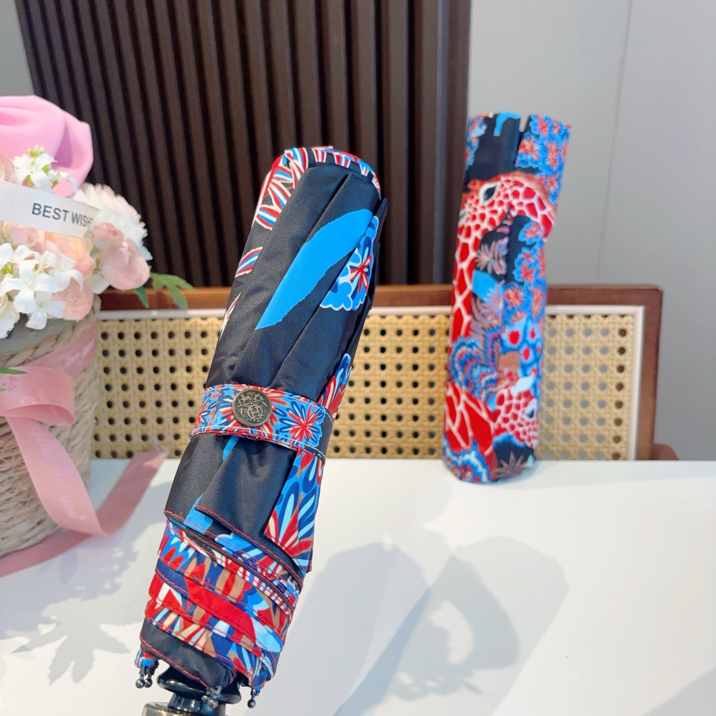     爱马仕（Hermès）   长颈鹿 极品H家三折自动伞重磅呈现 以其精湛的工艺技术和源源不断的想