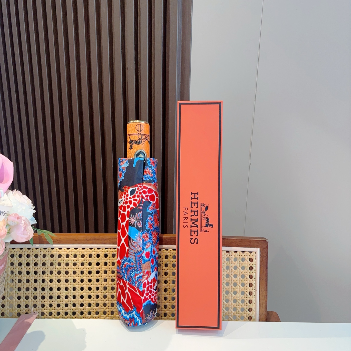     爱马仕（Hermès）   长颈鹿 极品H家三折自动伞重磅呈现 以其精湛的工艺技术和源源不断的想