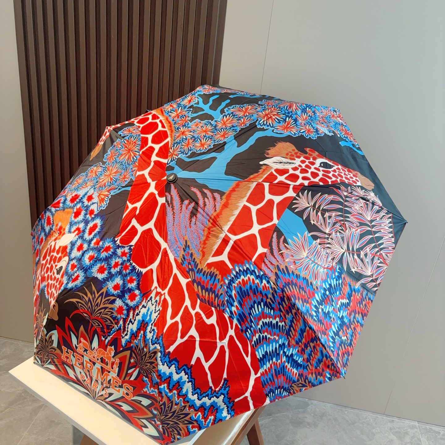     爱马仕（Hermès）   长颈鹿 极品H家三折自动伞重磅呈现 以其精湛的工艺技术和源源不断的想