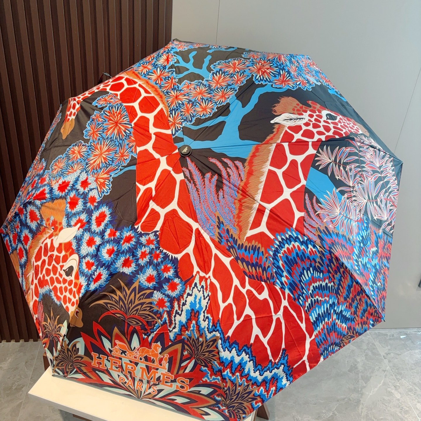     爱马仕（Hermès）   长颈鹿 极品H家三折自动伞重磅呈现 以其精湛的工艺技术和源源不断的想