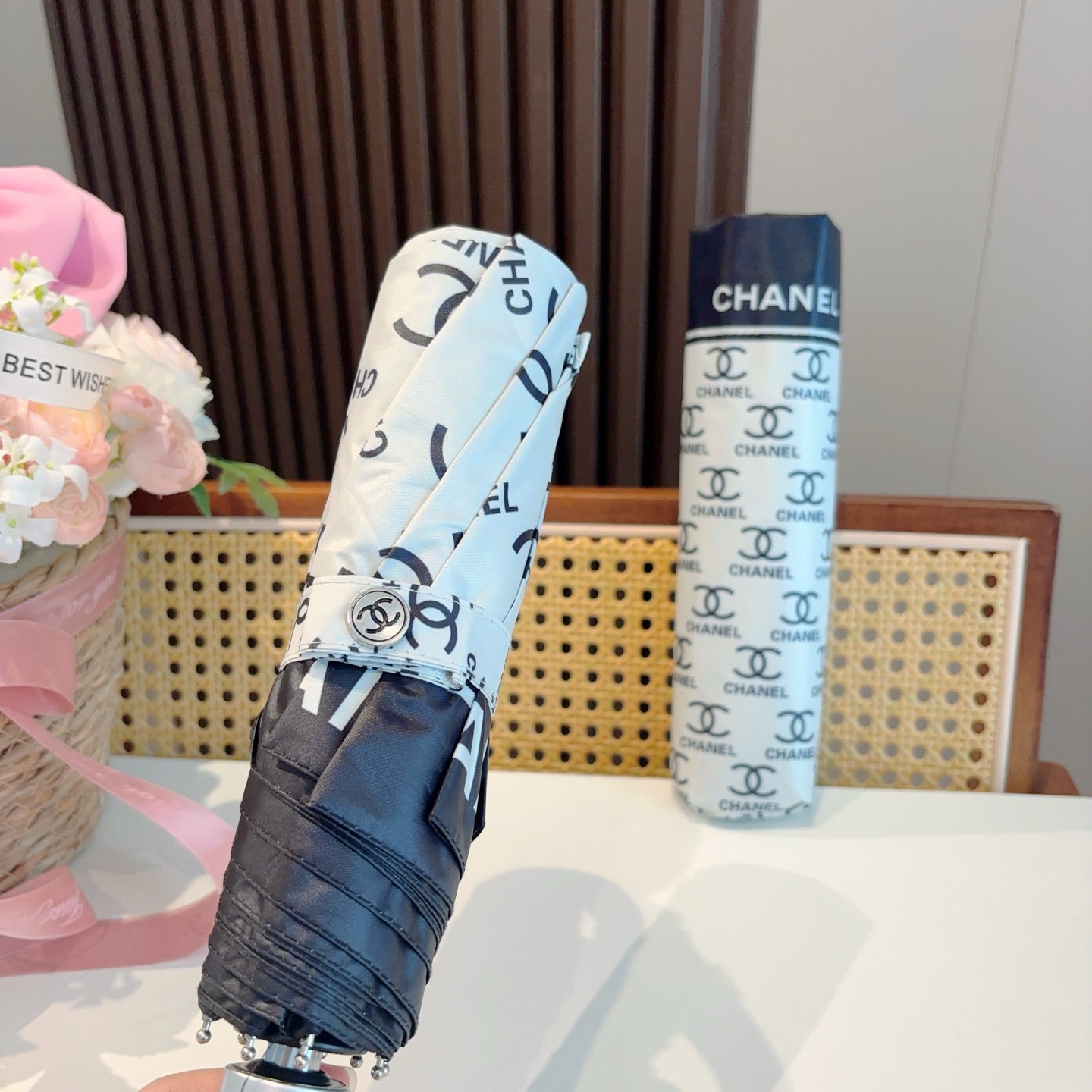  CHANEL（香奈儿）三折自动折叠晴雨伞 集合香奈儿灵魂LOGO为一体的设计风格高雅奢华 带在身上带来