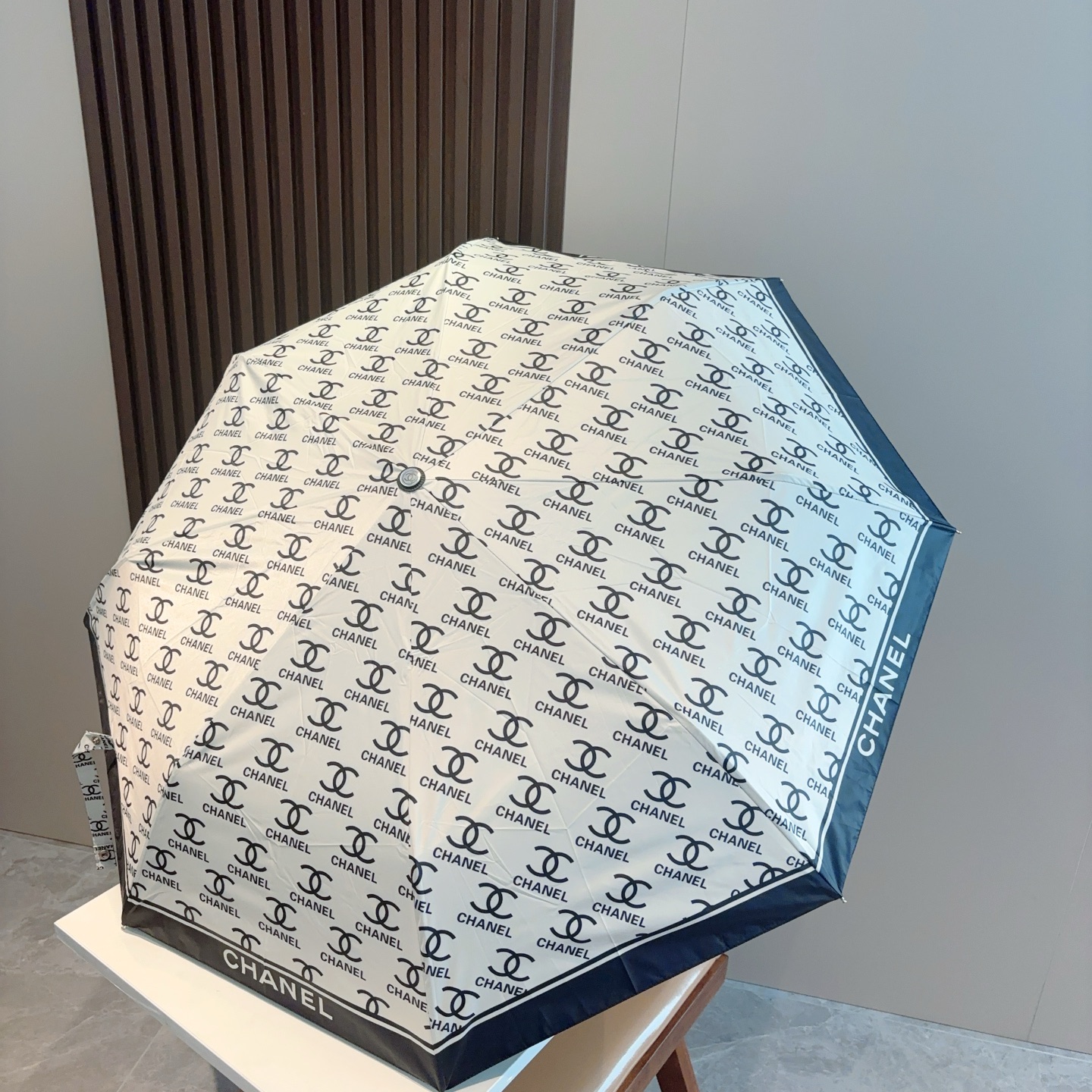  CHANEL（香奈儿）三折自动折叠晴雨伞 集合香奈儿灵魂LOGO为一体的设计风格高雅奢华 带在身上带来