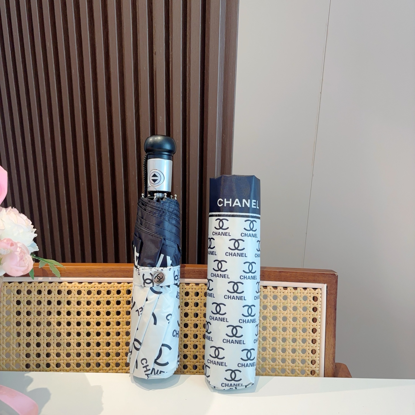  CHANEL（香奈儿）三折自动折叠晴雨伞 集合香奈儿灵魂LOGO为一体的设计风格高雅奢华 带在身上带来
