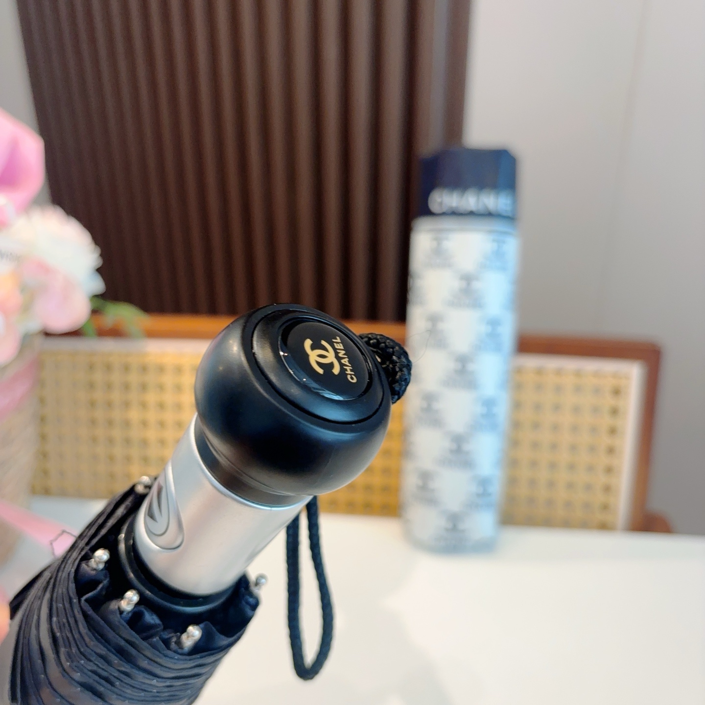  CHANEL（香奈儿）三折自动折叠晴雨伞 集合香奈儿灵魂LOGO为一体的设计风格高雅奢华 带在身上带来