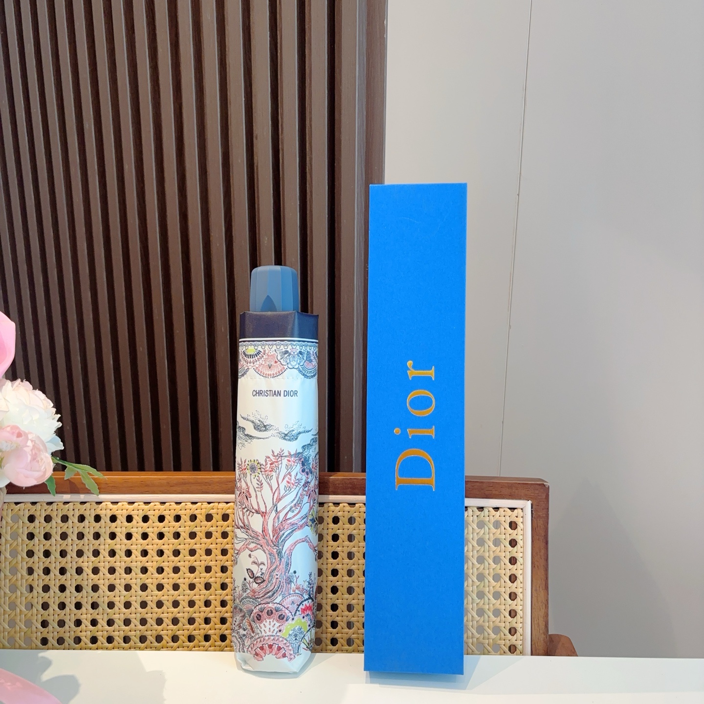  DIOR（迪奥）新款  三折自动折叠晴雨伞  时尚原单代工品质 细节精致 看得见的品质 打破一成不变 
