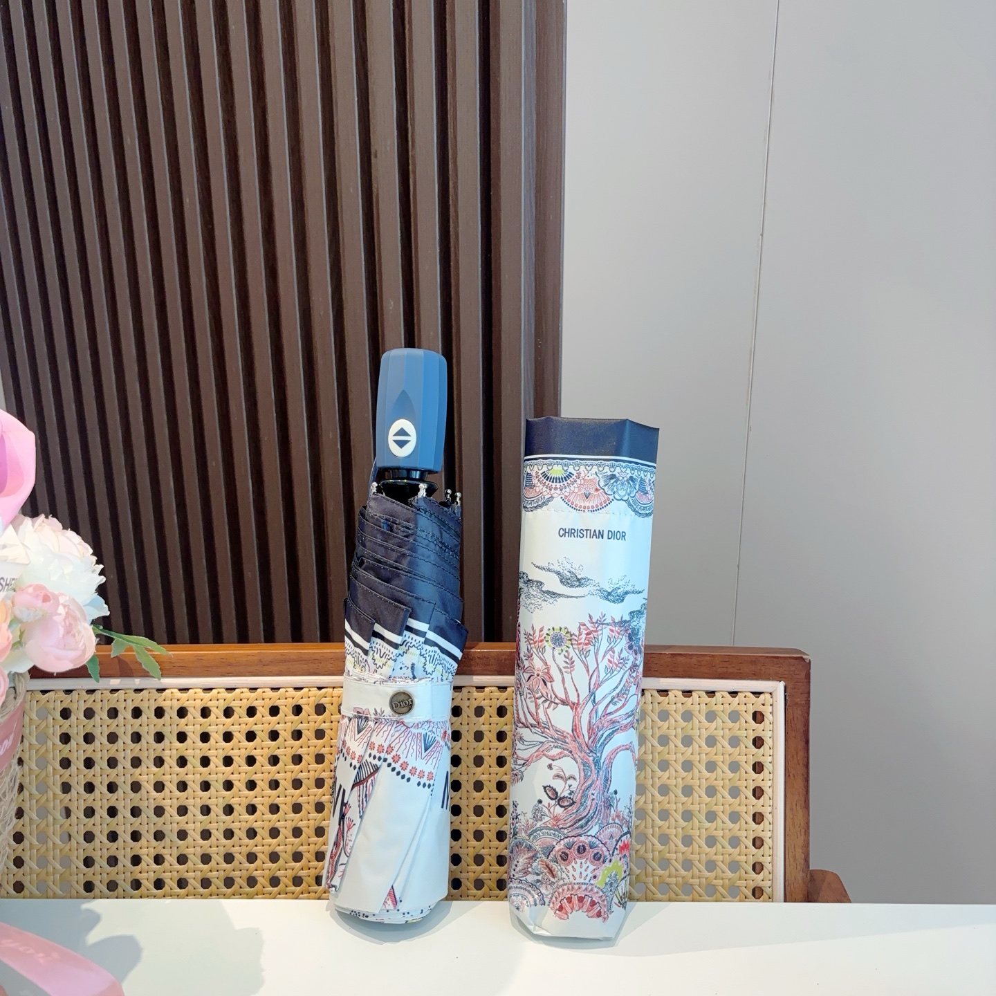  DIOR（迪奥）新款  三折自动折叠晴雨伞  时尚原单代工品质 细节精致 看得见的品质 打破一成不变 