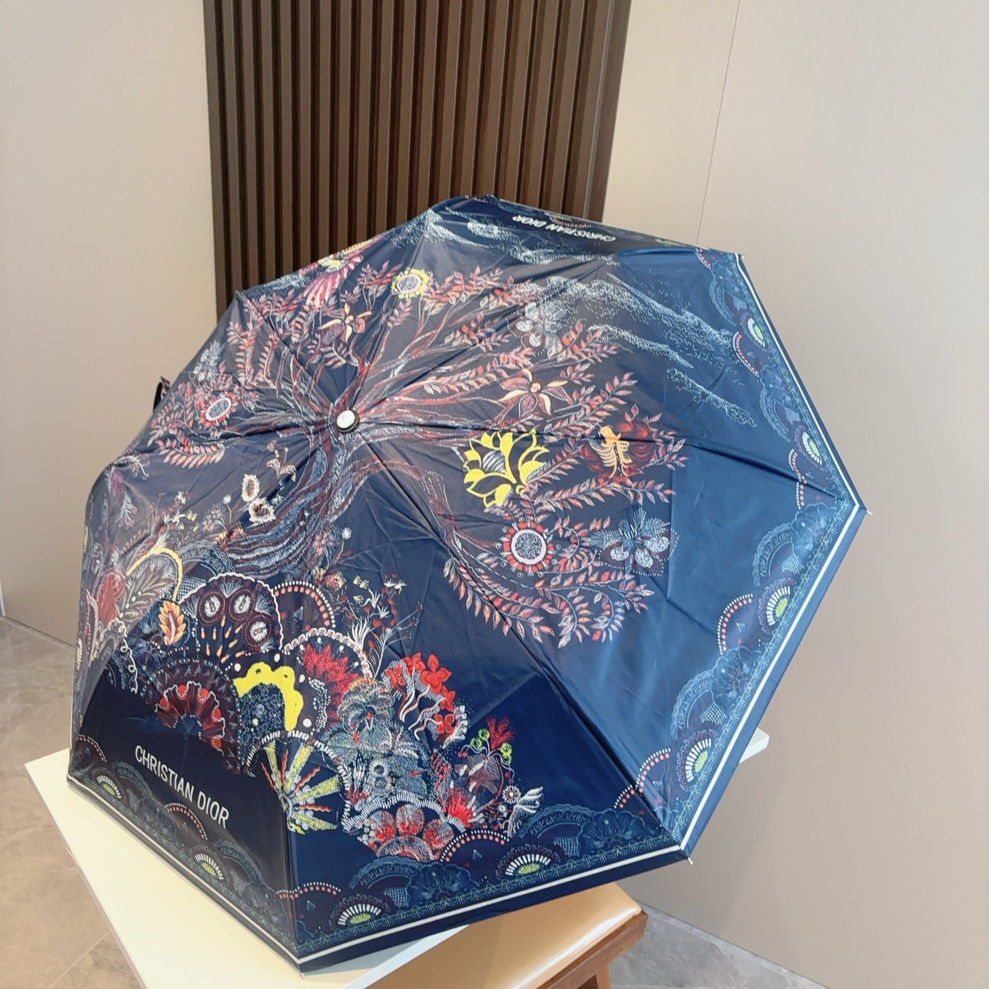  DIOR（迪奥）新款  三折自动折叠晴雨伞  时尚原单代工品质 细节精致 看得见的品质 打破一成不变 