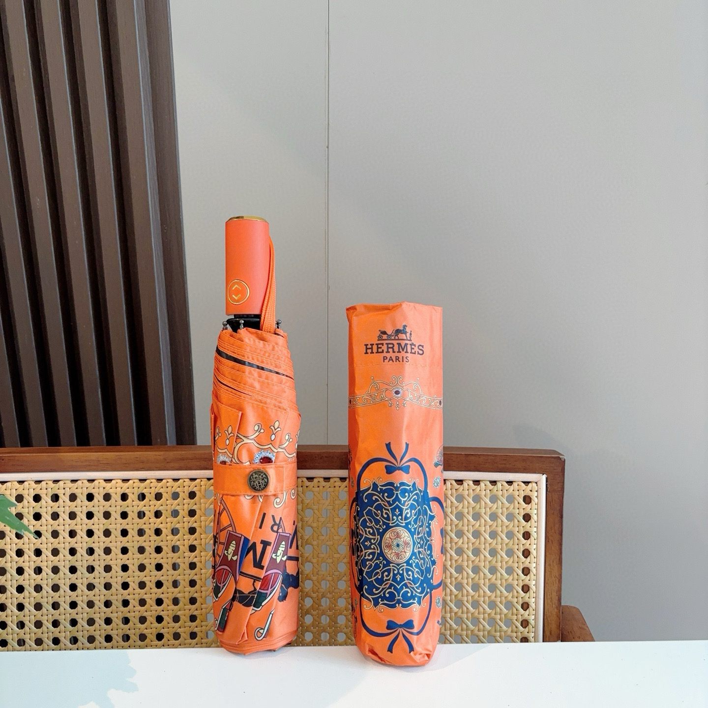 爱马仕（Hermès）   新款 极品H家三折自动伞重磅呈现 以其精湛的工艺技术和源源不断的想像力 新涂