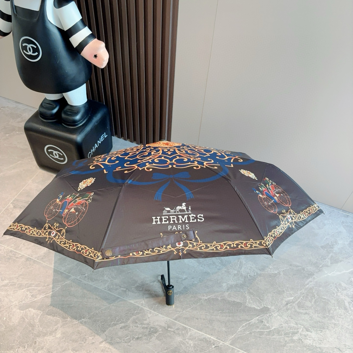 爱马仕（Hermès）   新款 极品H家三折自动伞重磅呈现 以其精湛的工艺技术和源源不断的想像力 新涂