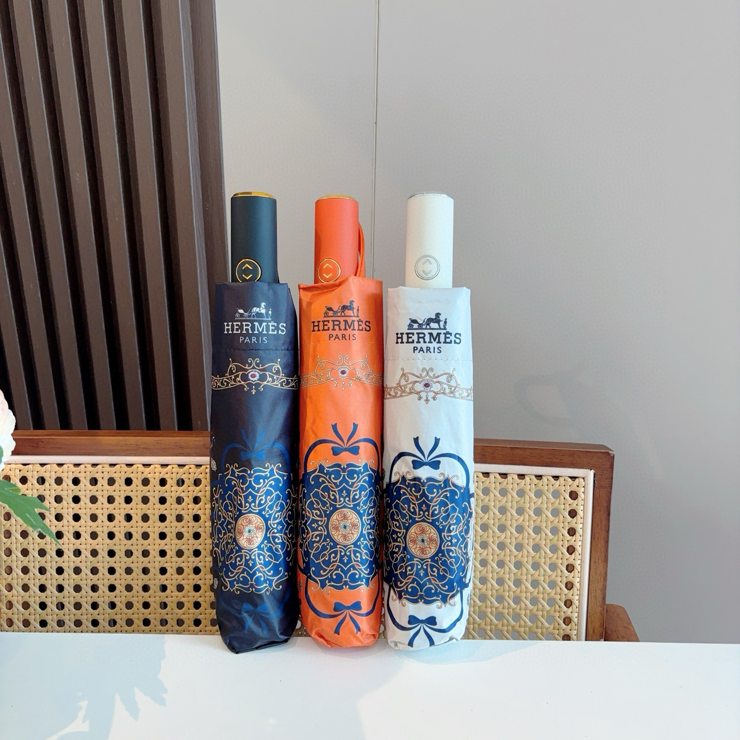 爱马仕（Hermès）   新款 极品H家三折自动伞重磅呈现 以其精湛的工艺技术和源源不断的想像力 新涂