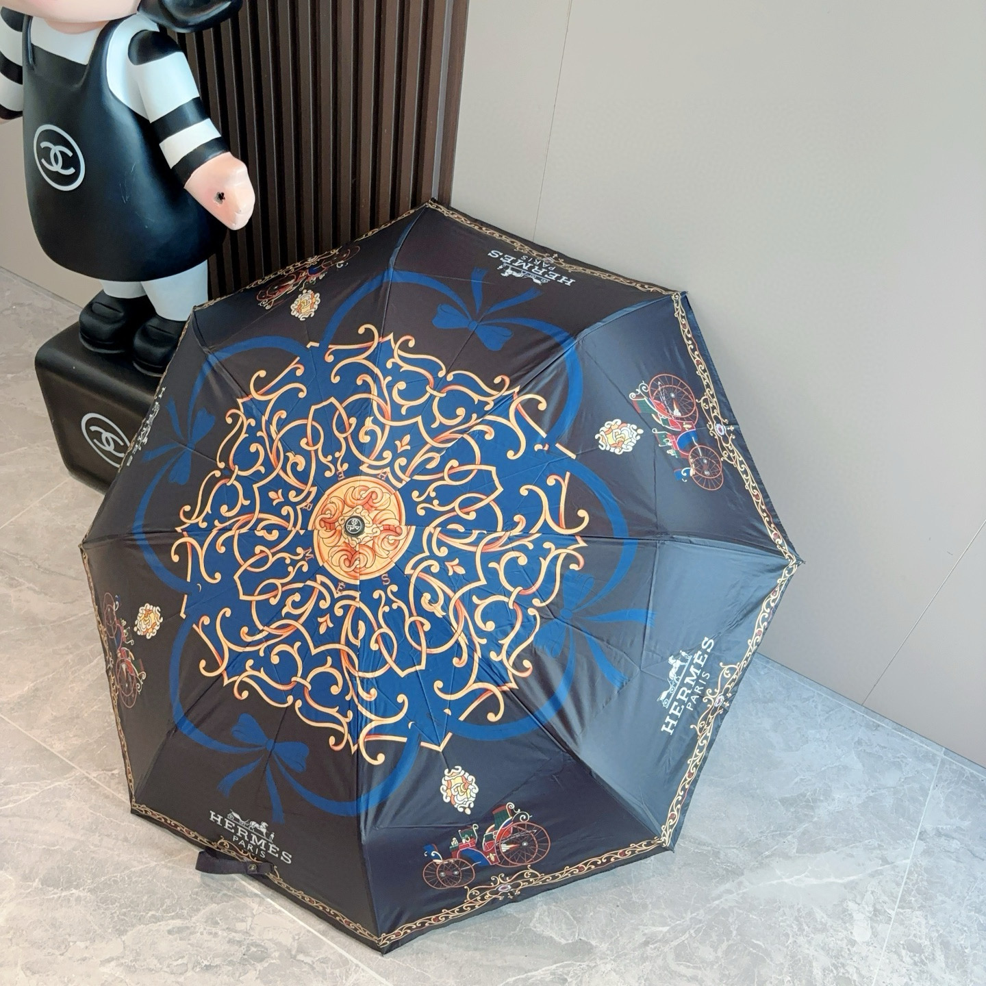 爱马仕（Hermès）   新款 极品H家三折自动伞重磅呈现 以其精湛的工艺技术和源源不断的想像力 新涂
