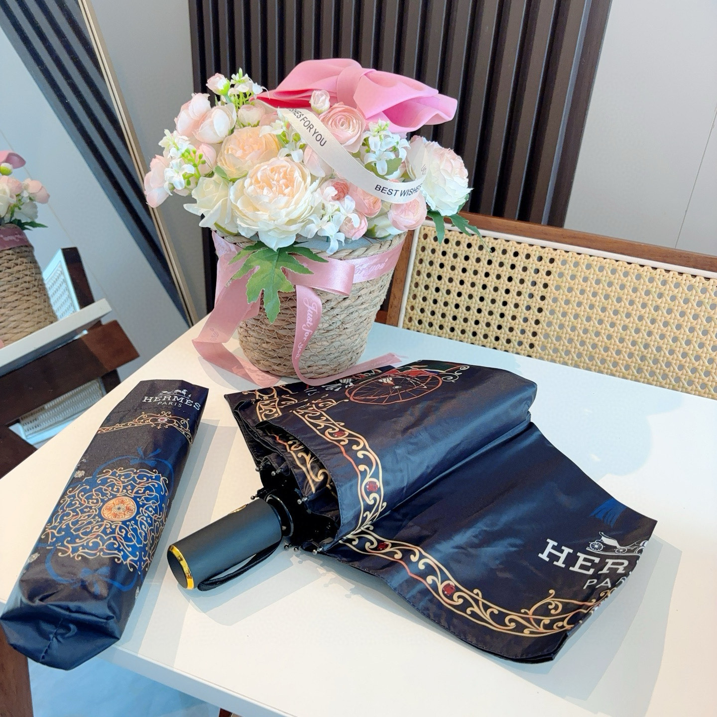 爱马仕（Hermès）   新款 极品H家三折自动伞重磅呈现 以其精湛的工艺技术和源源不断的想像力 新涂
