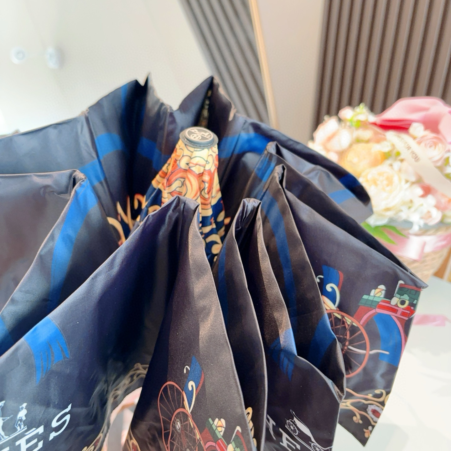 爱马仕（Hermès）   新款 极品H家三折自动伞重磅呈现 以其精湛的工艺技术和源源不断的想像力 新涂