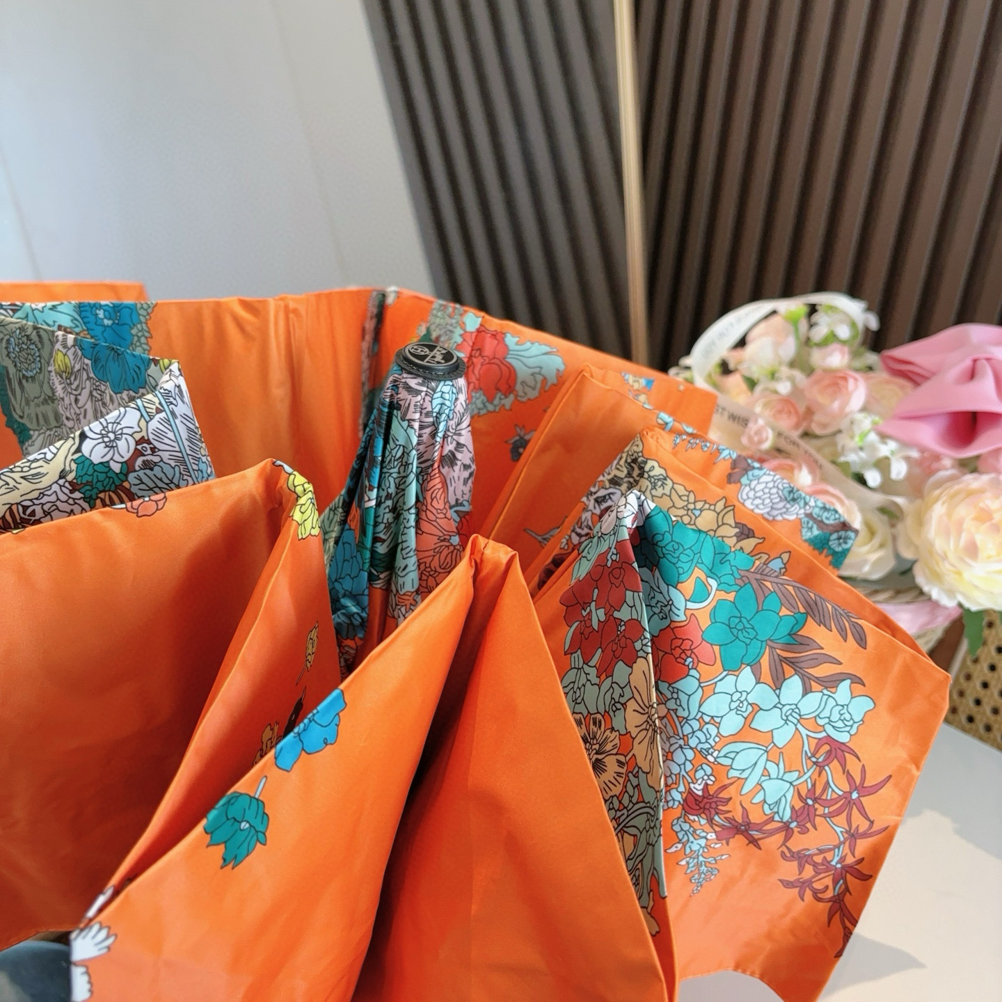 爱马仕（Hermès）   新款 极品H家三折自动伞重磅呈现 以其精湛的工艺技术和源源不断的想像力 新涂