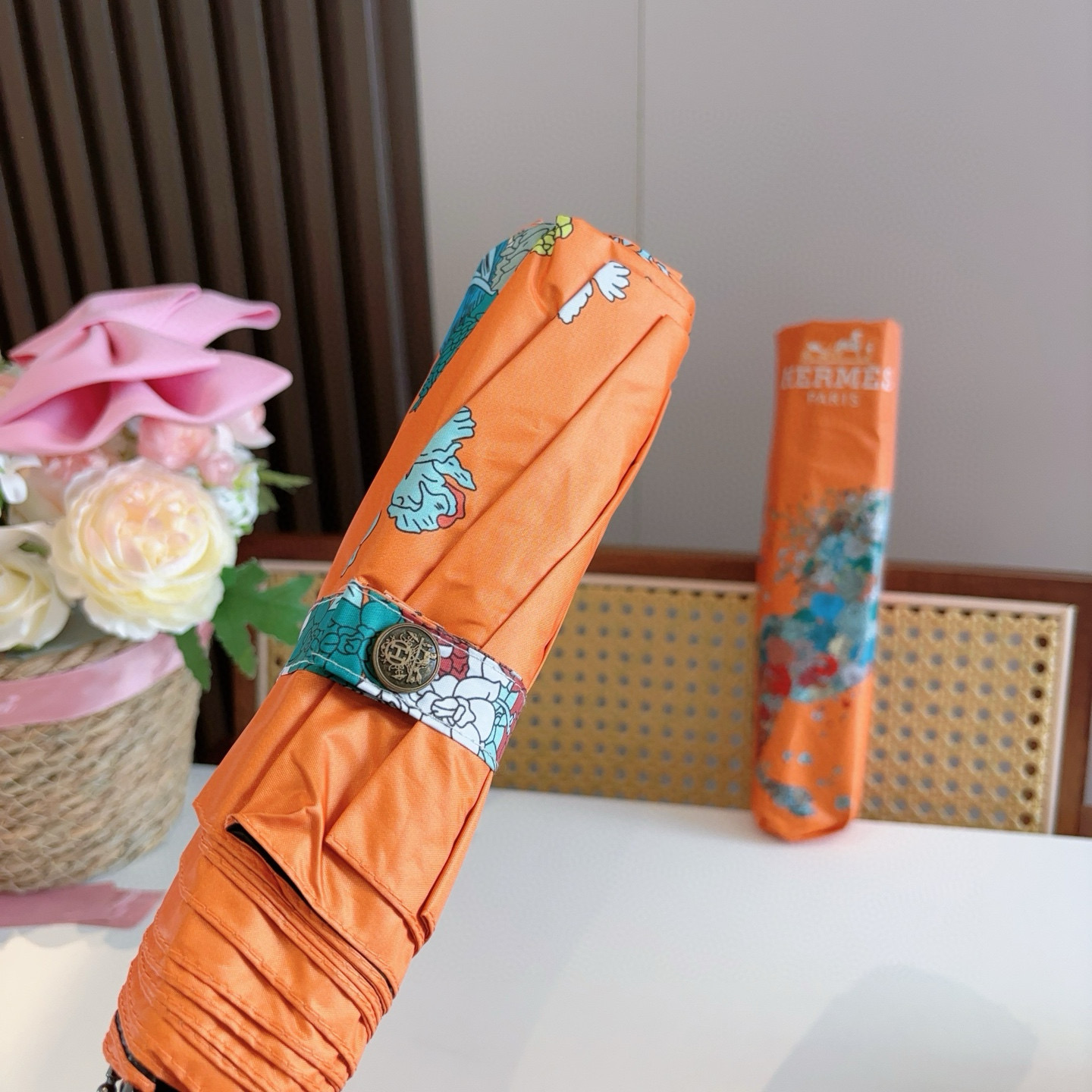 爱马仕（Hermès）   新款 极品H家三折自动伞重磅呈现 以其精湛的工艺技术和源源不断的想像力 新涂