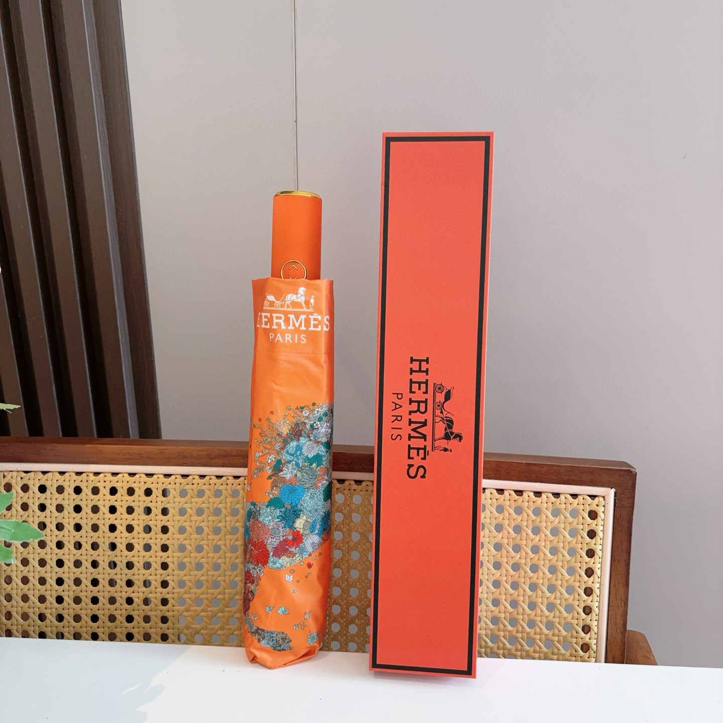 爱马仕（Hermès）   新款 极品H家三折自动伞重磅呈现 以其精湛的工艺技术和源源不断的想像力 新涂