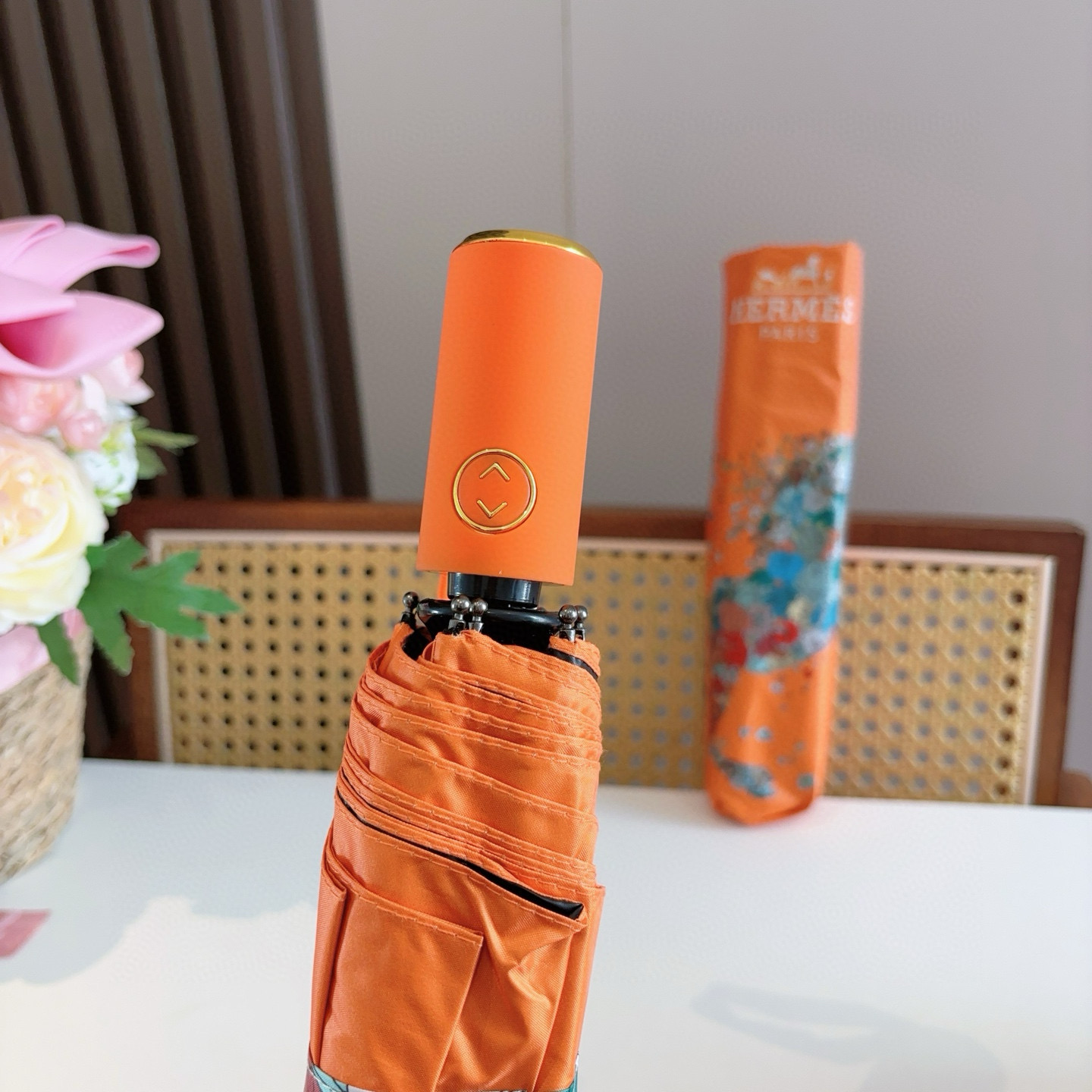 爱马仕（Hermès）   新款 极品H家三折自动伞重磅呈现 以其精湛的工艺技术和源源不断的想像力 新涂