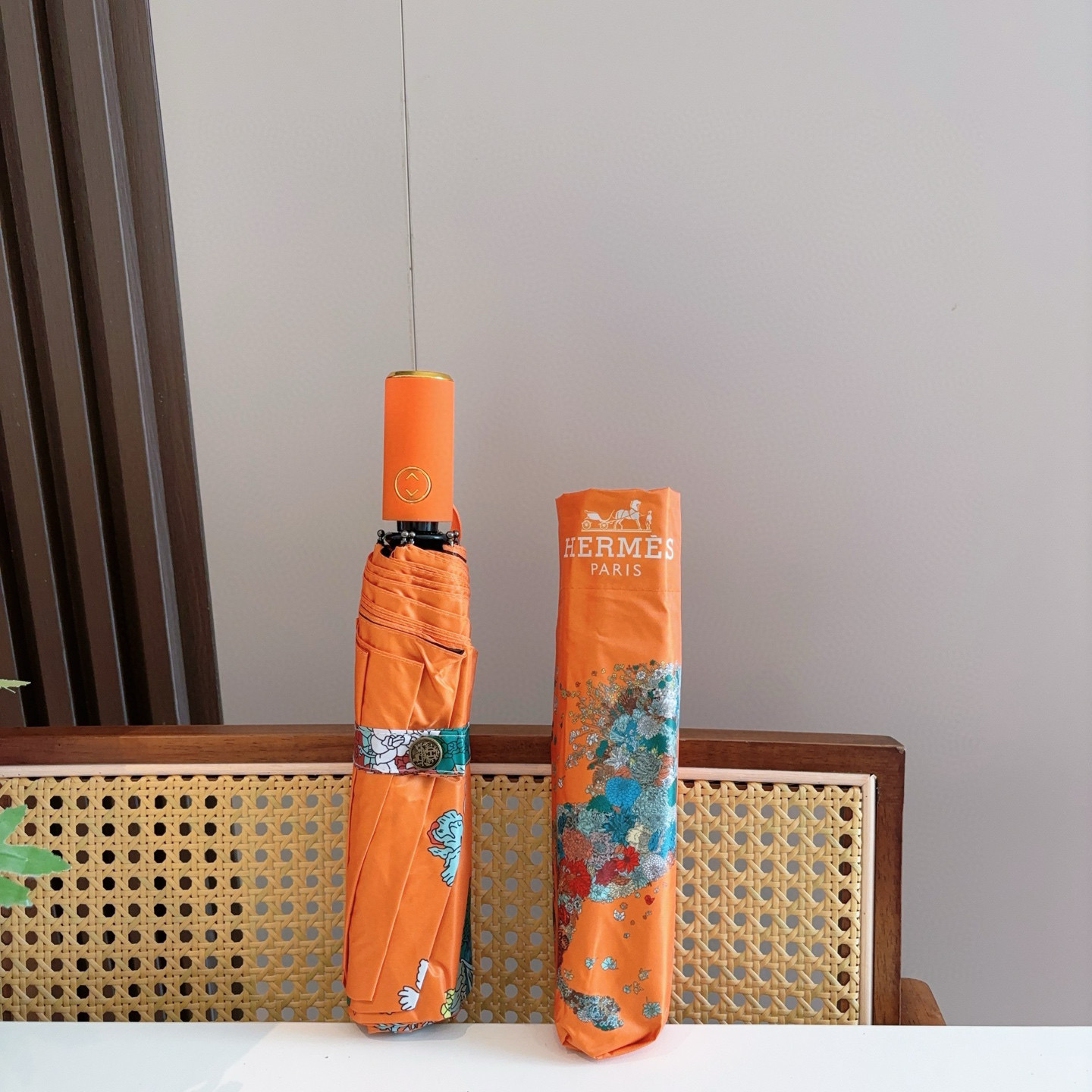 爱马仕（Hermès）   新款 极品H家三折自动伞重磅呈现 以其精湛的工艺技术和源源不断的想像力 新涂