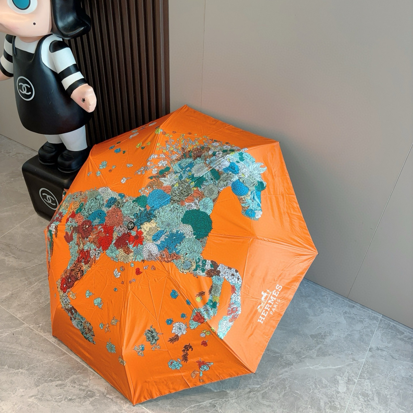 爱马仕（Hermès）   新款 极品H家三折自动伞重磅呈现 以其精湛的工艺技术和源源不断的想像力 新涂
