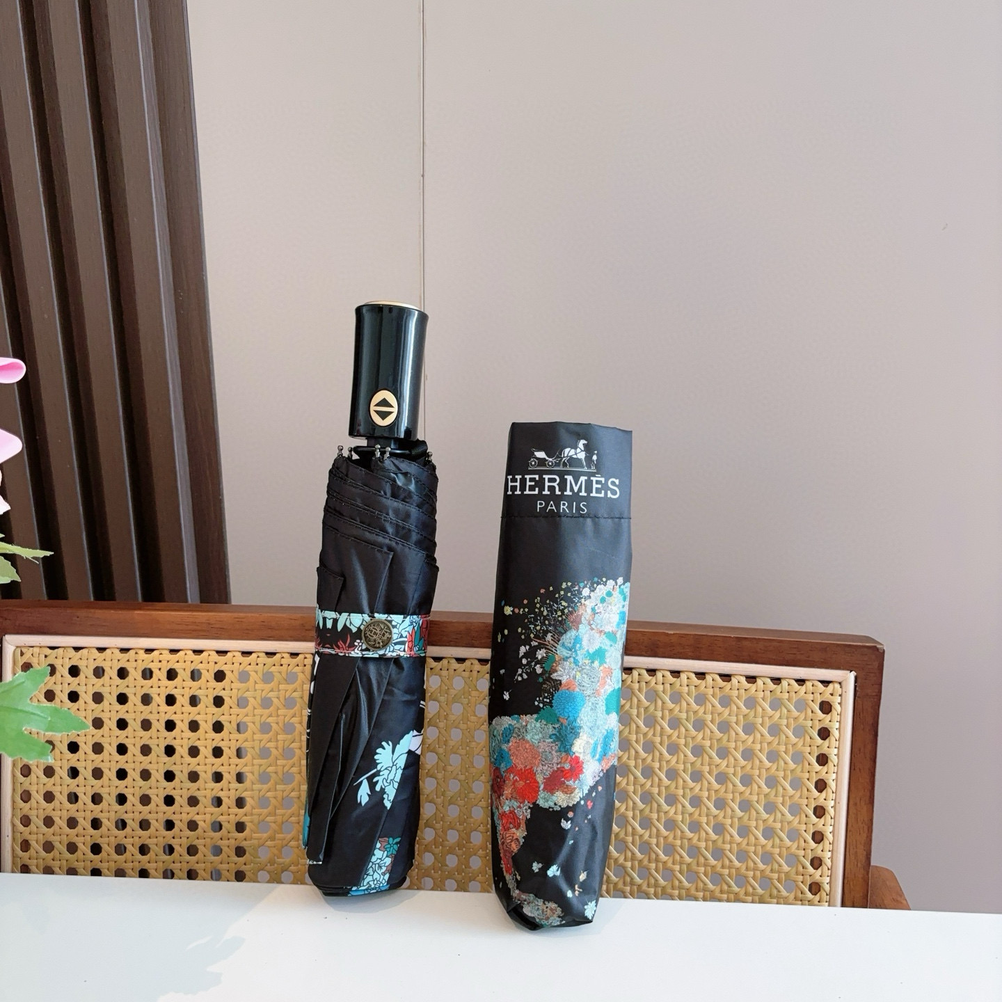 爱马仕（Hermès）   新款 极品H家三折自动伞重磅呈现 以其精湛的工艺技术和源源不断的想像力 新涂