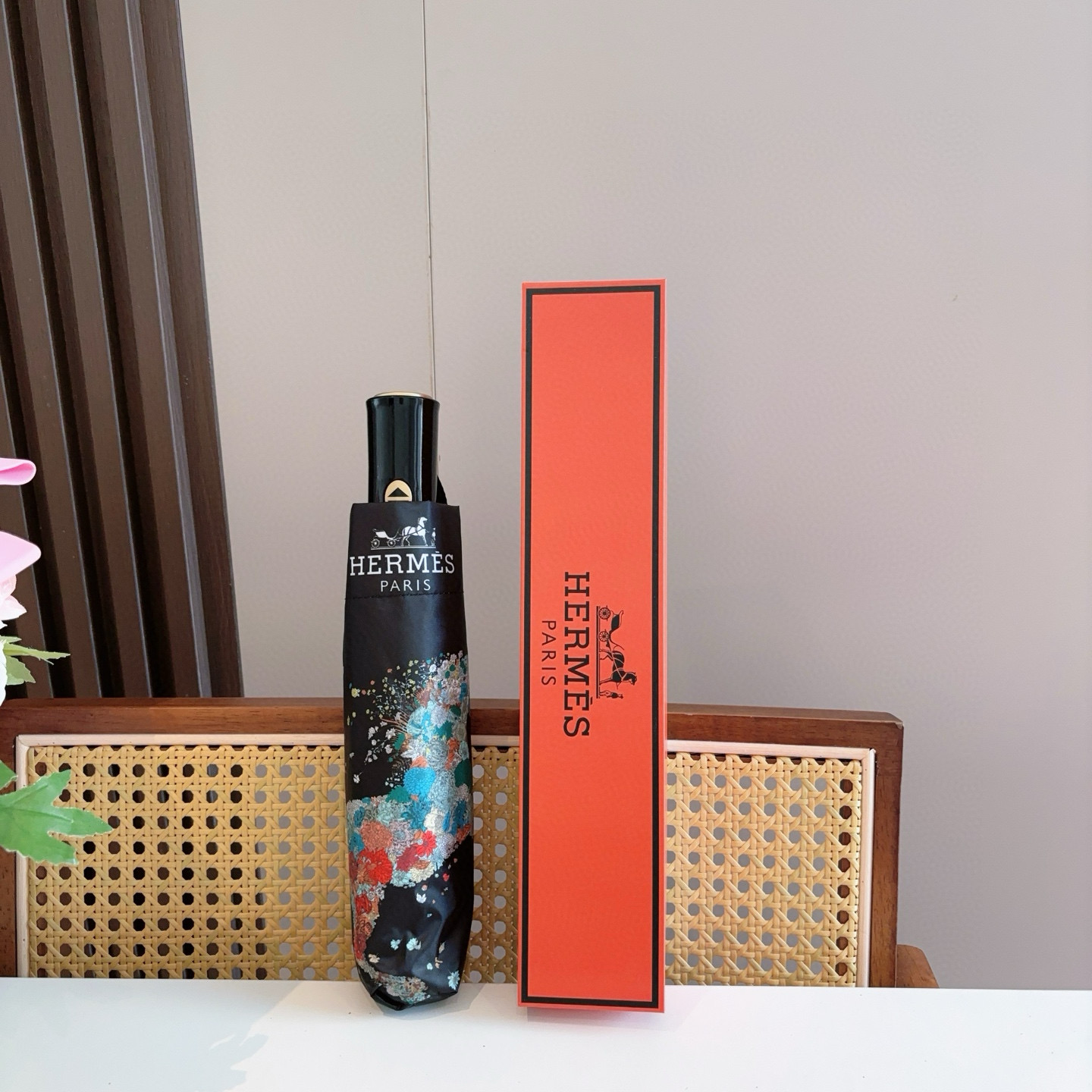 爱马仕（Hermès）   新款 极品H家三折自动伞重磅呈现 以其精湛的工艺技术和源源不断的想像力 新涂