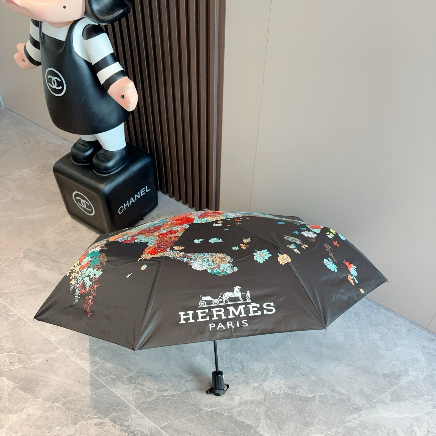 爱马仕（Hermès）   新款 极品H家三折自动伞重磅呈现 以其精湛的工艺技术和源源不断的想像力 新涂