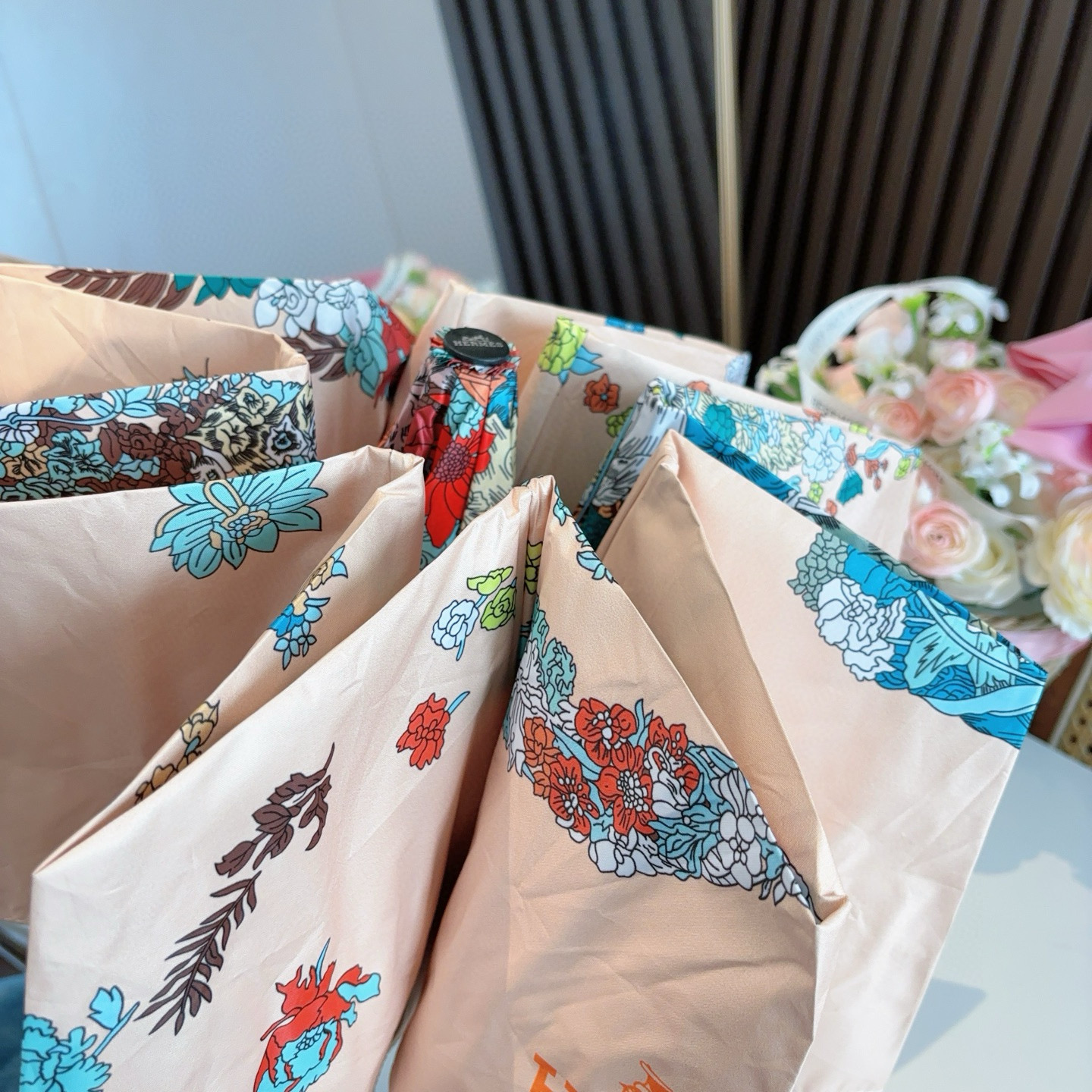 爱马仕（Hermès）   新款 极品H家三折自动伞重磅呈现 以其精湛的工艺技术和源源不断的想像力 新涂