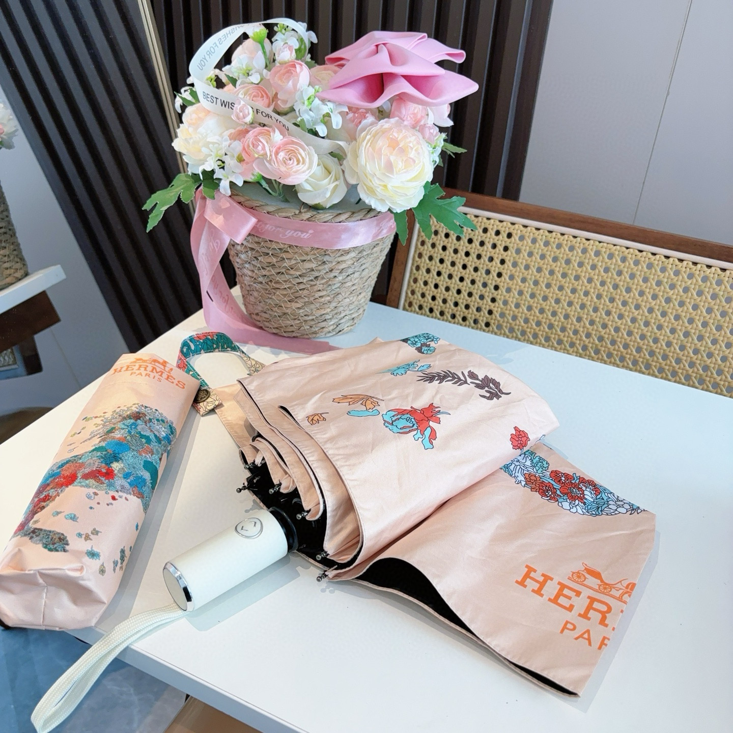 爱马仕（Hermès）   新款 极品H家三折自动伞重磅呈现 以其精湛的工艺技术和源源不断的想像力 新涂