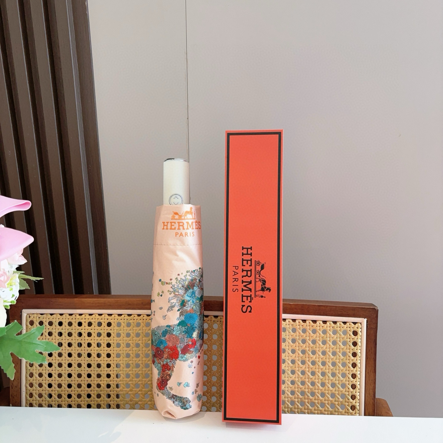爱马仕（Hermès）   新款 极品H家三折自动伞重磅呈现 以其精湛的工艺技术和源源不断的想像力 新涂