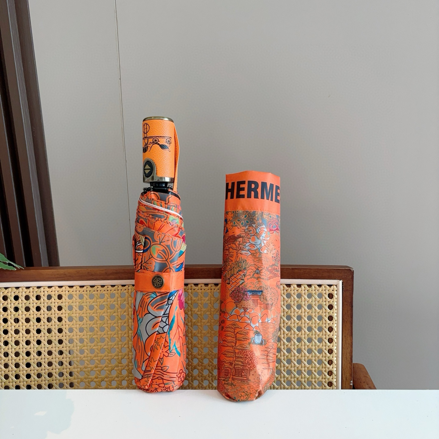 爱马仕（Hermès）   新款 极品H家三折自动伞重磅呈现 以其精湛的工艺技术和源源不断的想像力 新涂