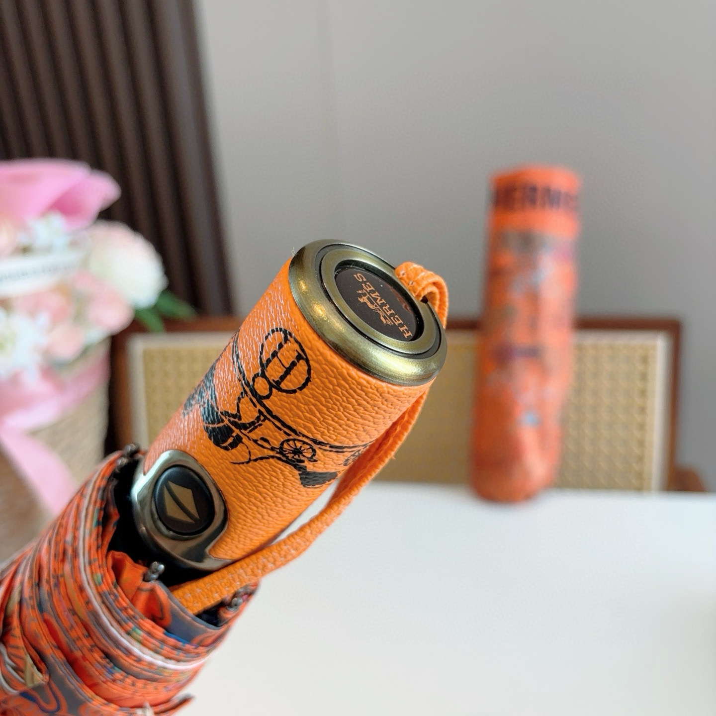 爱马仕（Hermès）   新款 极品H家三折自动伞重磅呈现 以其精湛的工艺技术和源源不断的想像力 新涂