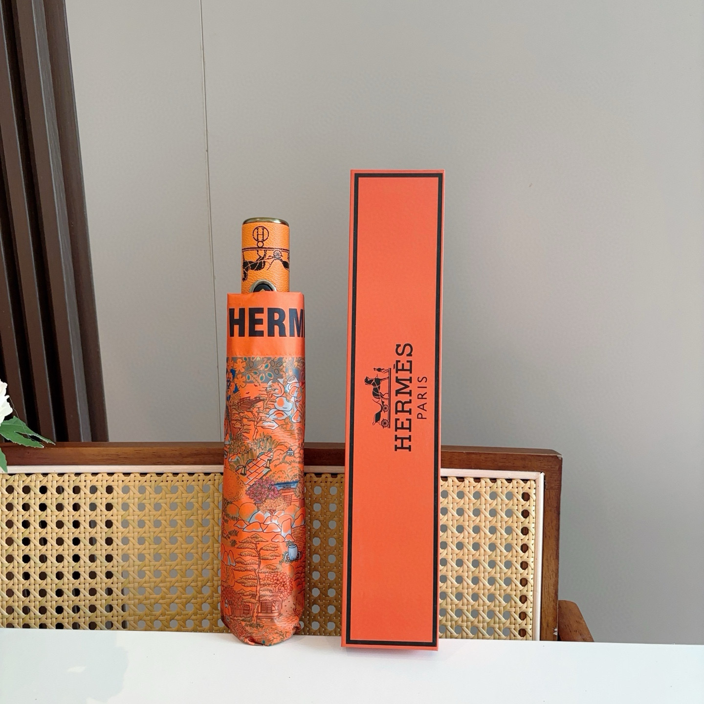 爱马仕（Hermès）   新款 极品H家三折自动伞重磅呈现 以其精湛的工艺技术和源源不断的想像力 新涂