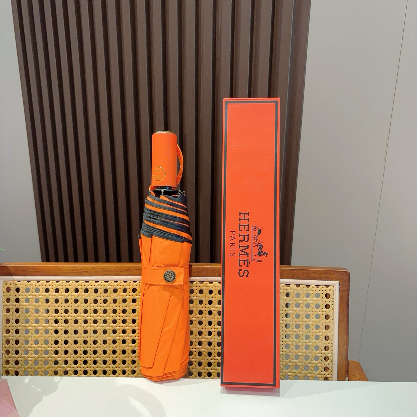 爱马仕（Hermès）   新款 极品H家三折自动伞重磅呈现 以其精湛的工艺技术和源源不断的想像力 新涂